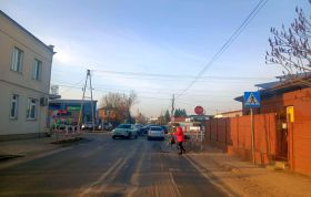 Na skrzyżowaniu ulic Spalskiej i&nbsp;Szczęśliwej nie ma przejazdu rowerowego. Cykliści przechodzą po pasach, które ledwo widać na&nbsp;jezdni