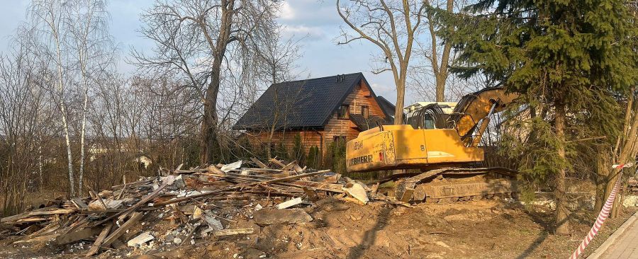 Drewniany budynek przy ul. Mireckiego w Tomaszowie został wyburzony po wykreśleniu z rejestru zabytków. Ruina przez lata budziła kontrowersje