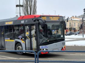 Linia ŁA13 obsługuje trasę Budziszewice–Zaosie–Ujazd–Tomaszów Mazowiecki. Z&nbsp;przejazdów autobusami Kolejowej Komunikacji Autobusowej mieszkańcy mogą korzystać bezpłatnie, ale dotują je&nbsp;samorządy