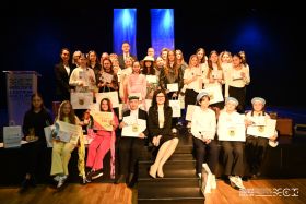 Laureaci w&nbsp;młodszej  kategorii wiekowej w&nbsp;towarzystwie przedstawicieli organizatorów