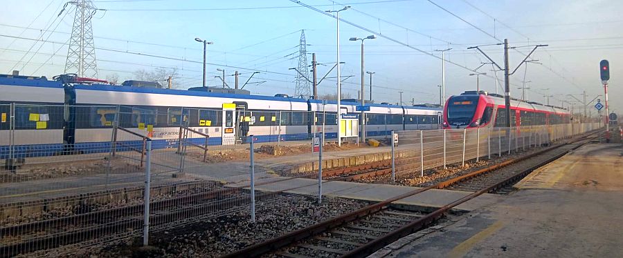 Przejście na perony przy budynku dworca nadal wygląda fatalnie