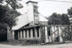 Budynek w&nbsp;czasie remontu w&nbsp;latach 80. XX w. Zdjęcie pochodzi z&nbsp;publikacji pt. "Rokiciny trzech pokoleń"