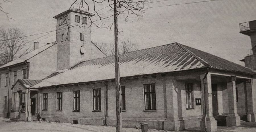 Obiekt dawnej poczty konnej z 1848 r. Zdjęcie z publikacji pt. "Dzieje gminy Rokiciny. Szkic monograficzny"