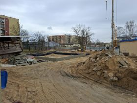 Jak widać, praktycznie gotowe są fundamenty "Bezpiecznej Przystani" i&nbsp;roboty zaczęły się rozkręcać. Potężny dźwig czeka na&nbsp;elementy do&nbsp;montażu