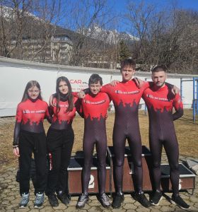 Reprezentacja saneczkarska z&nbsp;Rzeczycy przed zawodami w&nbsp;Starym Smokowcu