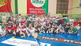 Siatkarze Lechii po pokonaniu Jaworzna tradycyjnie zrobili sobie zdjęcie z&nbsp;kibicami
