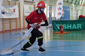 Jednym z&nbsp;zadań sprawdzających umiejętności młodych druhen i&nbsp;druhów było rozwijanie węża strażackiego