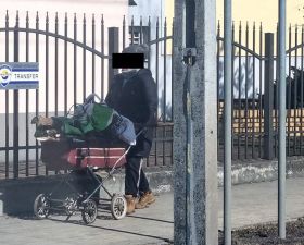 Widok ludzi pchających takie wózki przestaje nas dziwić