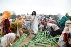 Owacyjnie witany Jezus przybywa do&nbsp;Jerozolimy