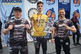 Marcel Pietraszek z&nbsp;trenerem Bartoszem Rusieckim (od prawej) i&nbsp;Tomaszem Krajewskim