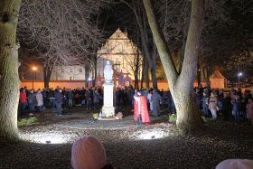 W miniony piątek droga krzyżowa przeszła ulicami Smardzewic. Wzięło w&nbsp;niej udział około 400 osób