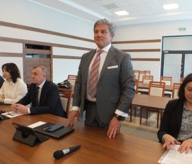 Radnemu Pawłowi Piwowarskiemu udało się w&nbsp;końcu złożyć ślubowanie