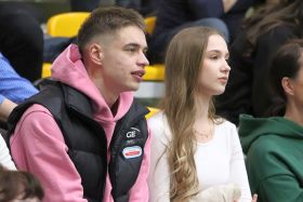 Władek z&nbsp;dziewczyną Klaudią na&nbsp;meczu siatkarzy Lechii