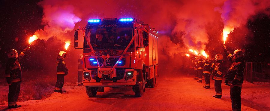 Nowe auto powitały race i syreny