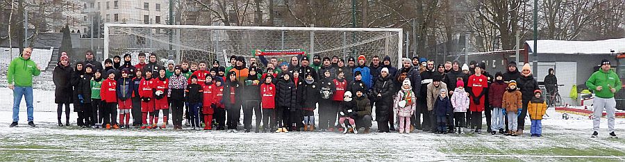 Uczestnicy noworocznego spotkania piłkarskiego na boisku ze sztuczną murawą przy ul. Nowowiejskiej fot. RKS Lechia