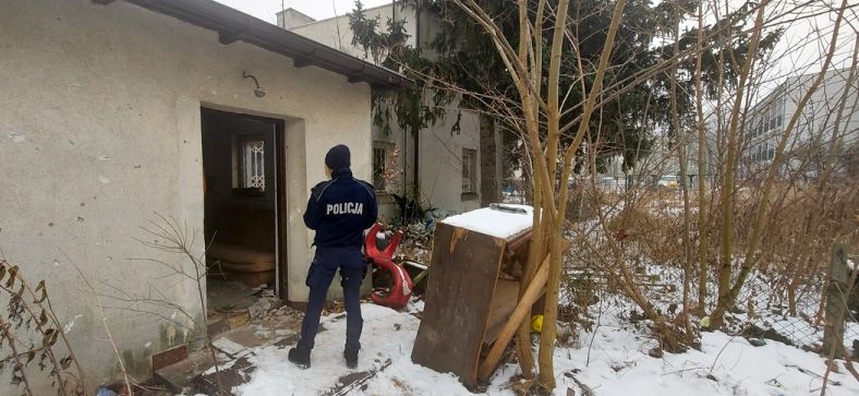 Policjanci sprawdzają pustostany i inne miejsca, gdzie mogą przebywać osoby bezdomne