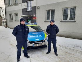 Dzięki szybkiej reakcji jednego z&nbsp;mieszkańców funkcjonariusze z&nbsp;komisariatu w&nbsp;Rokicinach w&nbsp;porę dotarli do&nbsp;leżącego na&nbsp;mrozie mężczyzny