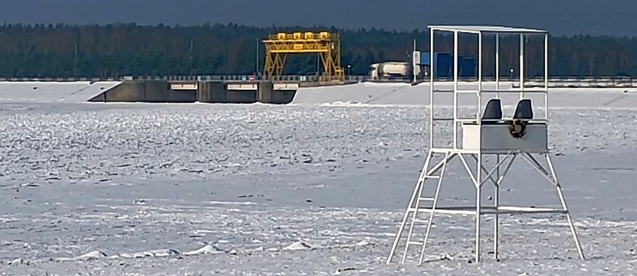 Zamarznięty Zalew Sulejowski wygląda piękne, ale lepiej podziwiać jego uroki z brzegu.