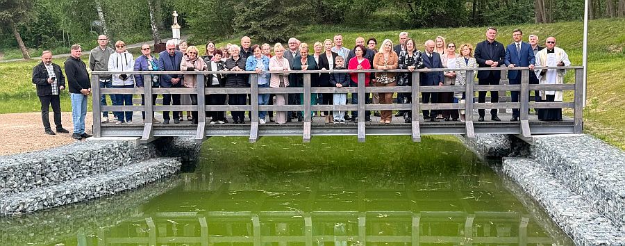 Kładka nad stawem w Łęgu nie pomieściła wszystkich uczestników ceremonii