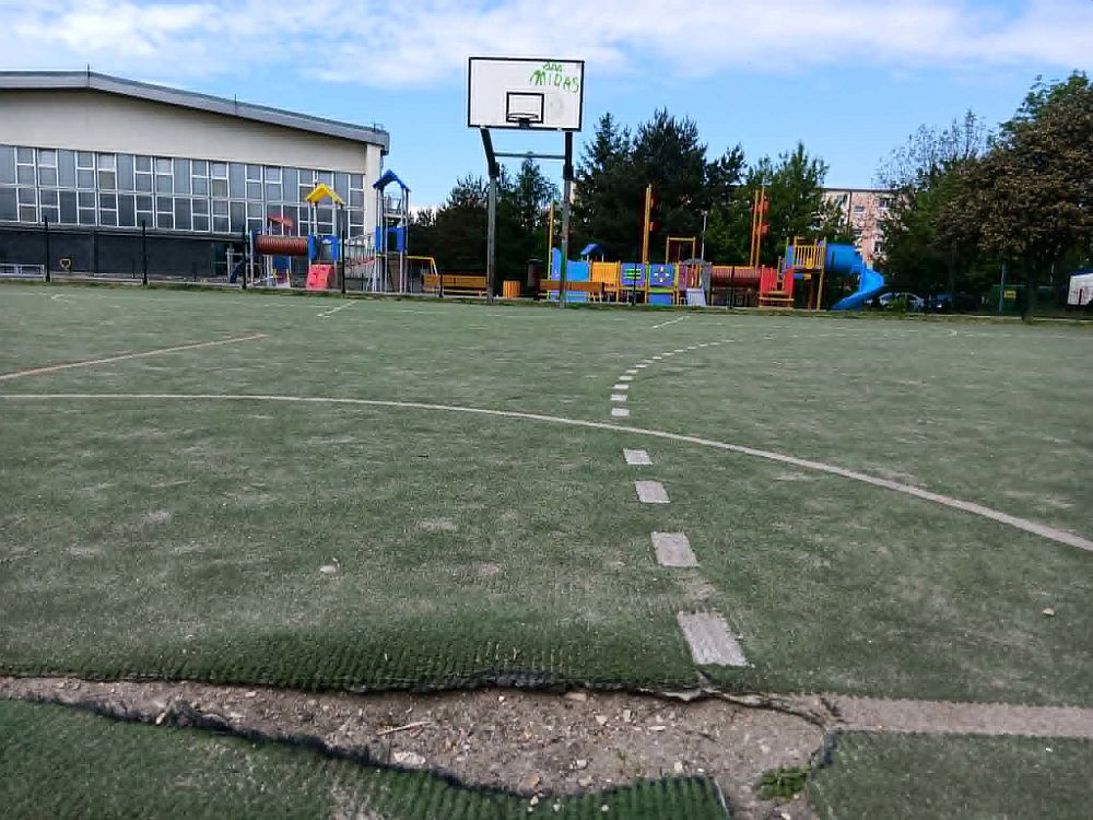 Ubytki w nawierzchni boiska stanowią zagrożenie dla użytkowników