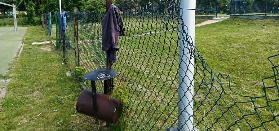 Zniszczona jest siatka ogrodzenia, uszkodzone są też kosze na śmieci