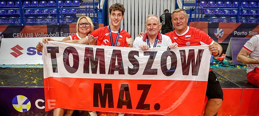 Tomaszów był reprezentowany na boisku i na trybunach. Na zdjęciu Kuba, jego rodzice i trener Nawrocki 