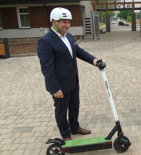 Prezydent Marcin Witko pewnie nie spodziewał się, że z obsługą hulajnóg elektrycznych będzie aż taki problem