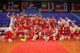 Tak cieszyli się mistrzowie Europy U18. Pośrodku z pucharem kapitan Jakub Przybyłkowicz, a pierwszy z prawej trener Jacek Nawrocki