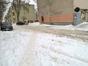 Tak wyglądają chodnik i&nbsp;ulica przy ul. Polnej 25A. – Mieszka tu wielu seniorów. Jest niebezpiecznie – mówi pani Ewelina