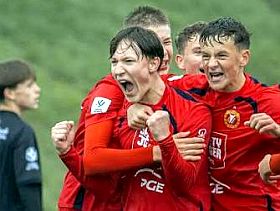 Antek Chojecki (na pierwszym planie) po strzeleniu gola dla Widzewa