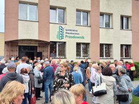 Na Jakuba Pietkiewicza, który przyjechał z zamiarem przejęcia zarządzania SM "Przodownik", czekał tłum przeciwnych temu mieszkańców
