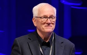 Krzysztof Balkiewicz ze złotą płytą, którą otrzymał od organizatorów LPJF i&nbsp;władz Tomaszowa za 10 lat pracy przy przygotowywaniu festiwalu