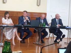 Władze Tomaszowa (od lewej): sekretarz Agnieszka Kępa, wiceprezydenci Tomasz Migała i&nbsp;Tomasz Jurek oraz&nbsp;prezydent Marcin Witko