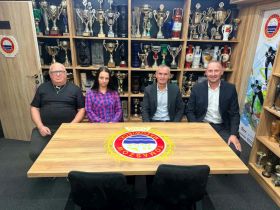 Nowy zarząd KS Pilica (od lewej): Dariusz Żurek, Karolina Cienkowska-Ambrozik, prezes Rafał Ślusarski i&nbsp;wiceprezes Marcin Jabłoński. Na&nbsp;zdjęciu brakuje Natalii Cieślak