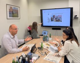 Oprócz tematycznych tablic pojawią się wielkoformatowe fotografie dokumentujące codzienne życie pracowników Mazovii i&nbsp;ich rodzin w&nbsp;czasach PRL-u