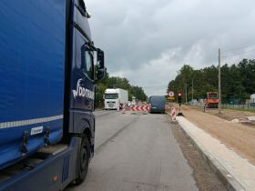 Kierowcy jadący przez ulicę Warszawską w&nbsp;Tomaszowie muszą się jeszcze uzbroić w&nbsp;cierpliwość. Utrudnienia potrwają do&nbsp;końca roku