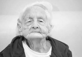 Jadwiga Żak-Stewart. Przeżyła 113 lat, a&nbsp;jej piękno i&nbsp;wrażliwość zapamiętamy na&nbsp;zawsze – podkreślił w&nbsp;informacji o&nbsp;śmierci najstarszej Polki Urząd Marszałkowski Województwa Łódzkiego (fot. FB Łódzkie dla Ciebie)