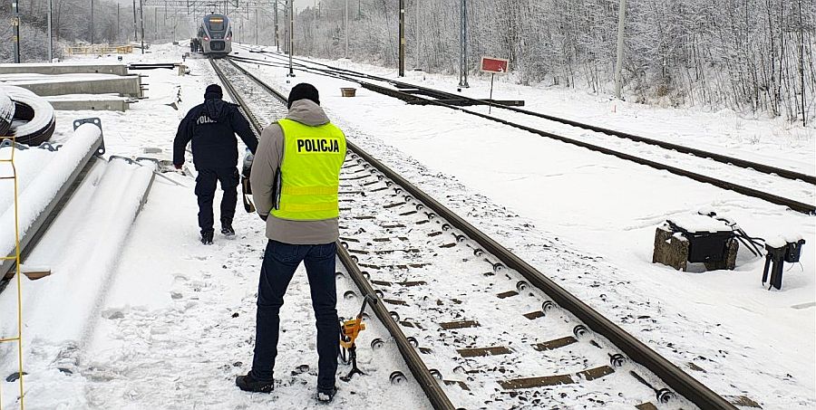W środę, 28 stycznia pociąg śmiertelnie potrącił mężczyznę na stacji w Rokicinach. Służby wyjaśniają okoliczności tego tragicznego zdarzenia. Fot. KPP Tomaszów Maz.