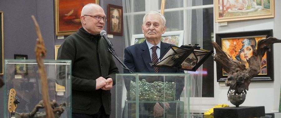 Wernisaż wystawy i jubileusz 60-lecia SAP-u. Waldemar Wendrowski i Jan Grat (fot. "Pracownia Fotografii Kreatywnej" w Powiatowym Centrum Animacji Społecznej)