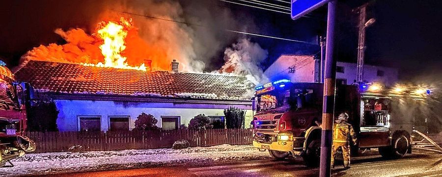 Dom w Ujeździe błyskawicznie stanął w płomieniach (fot. OSP Ujazd)
