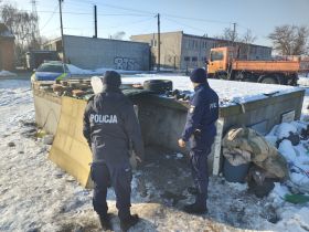 Policjanci kontrolują miejsca, w&nbsp;których przed zimnem mogą kryć się bezdomni