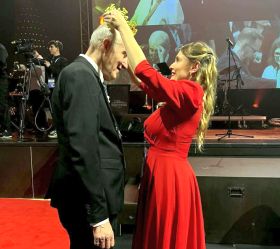 Bardzo ważnym momentem jest koronacja. Na&nbsp;zdjęciu koronę swojemu towarzyszowi wkłada wolontariuszka Daria Patrolska-Pyśka