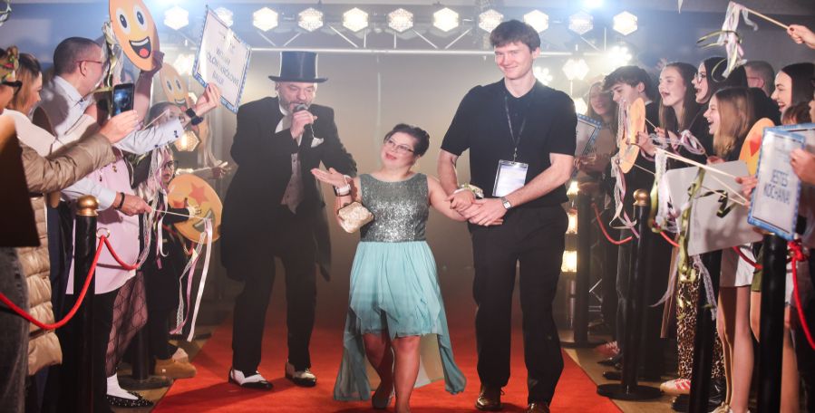 Bal "Night to Shine" odbył się już po raz szósty. Wzięło w nim udział ponad stu uczestników i dwustu wolontariuszy