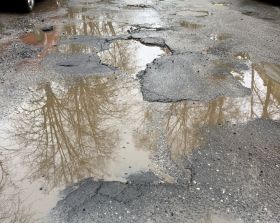 dziurawe drogi w&nbsp;Tomaszowie Maz