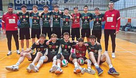 Złoci kadeci Lechii z&nbsp;trenerami Bartłomiejem Nerojem (od prawej) i&nbsp;Michałem Błońskim fot. Wifama Łódź