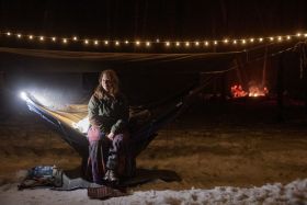 "Uzbrojony" zimowo hamak, w&nbsp;tle spotkanie przy ognisku