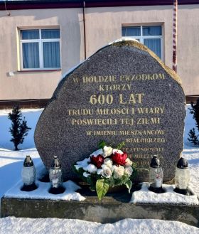 Pamiątkowy kamień stoi obecnie obok remizy OSP przy ul. Opoczyńskiej