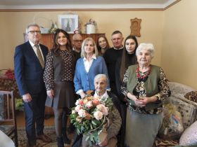 Pani Stanisława w&nbsp;otoczeniu rodziny oraz&nbsp;przedstawicieli władz gminy Czerniewice