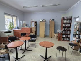 Anna Zwardoń, dyrektorka Miejskiej Biblioteki Publicznej przy pakowaniu księgozbioru. – To ogrom pracy. Samych książek mamy w&nbsp;zasobach około 92 tysięcy. Do&nbsp;tego dochodzą czasopisma, płyty i&nbsp;inne – mówi