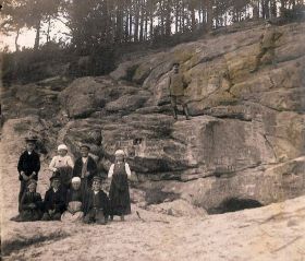 Na grotach lubili się fotografować niemieccy żołnierze. Przed nimi stoją pastuszkowie z&nbsp;okolic.